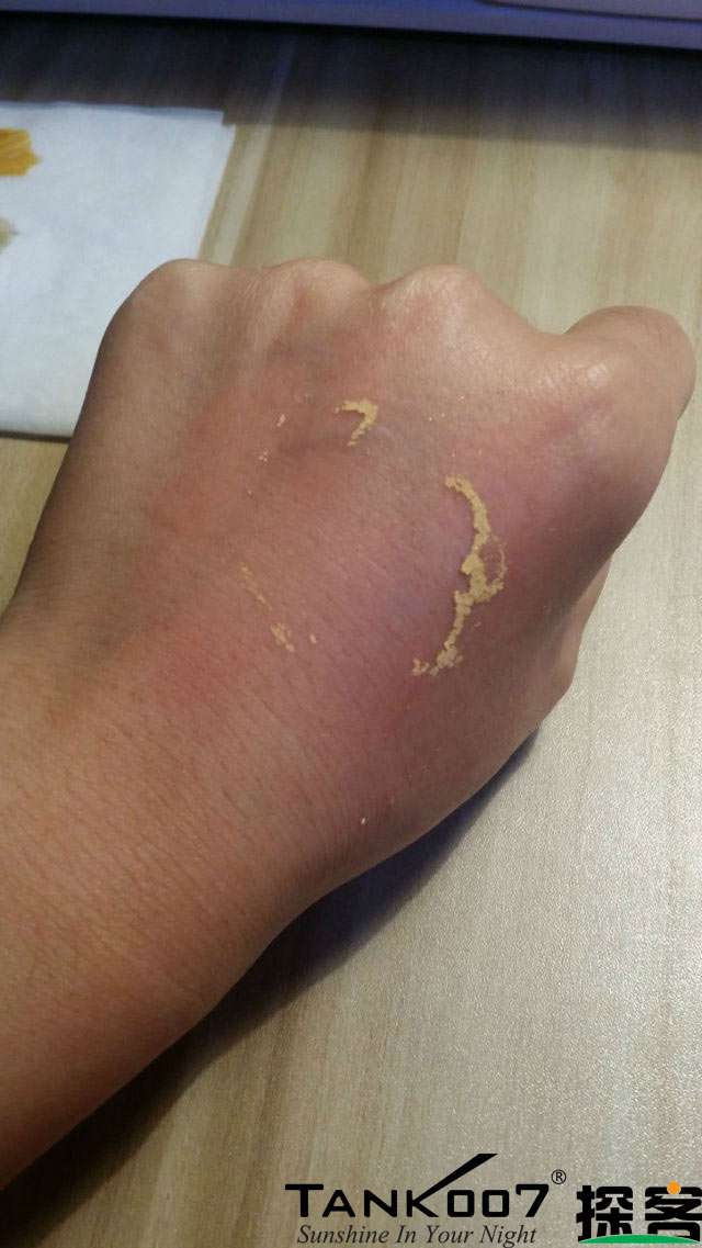 客戶買了紫光手電驗熒光劑,先拿面膜大姨媽巾開刀